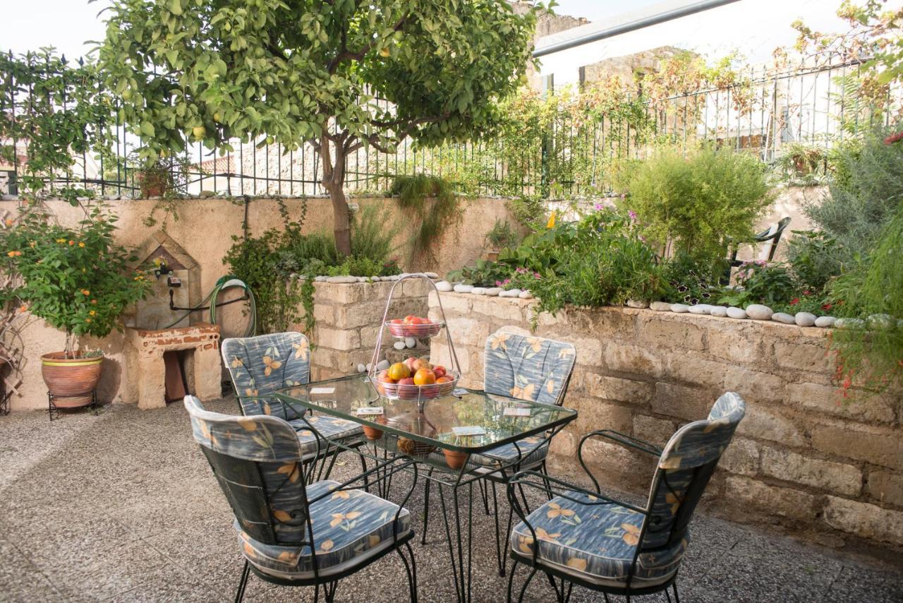 Maisonette With Garden In The Heart Of The Historical Kalamata Center Exterior photo